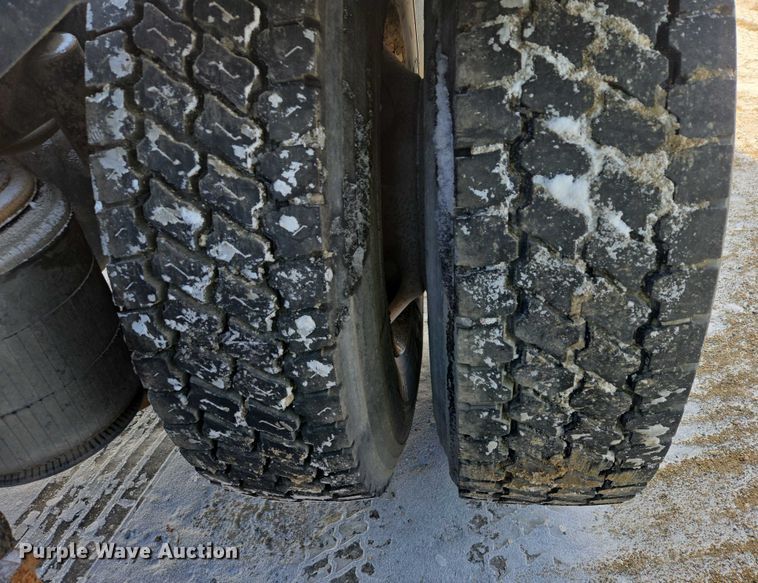 image for item EB1320 2007 International 9200i semi truck