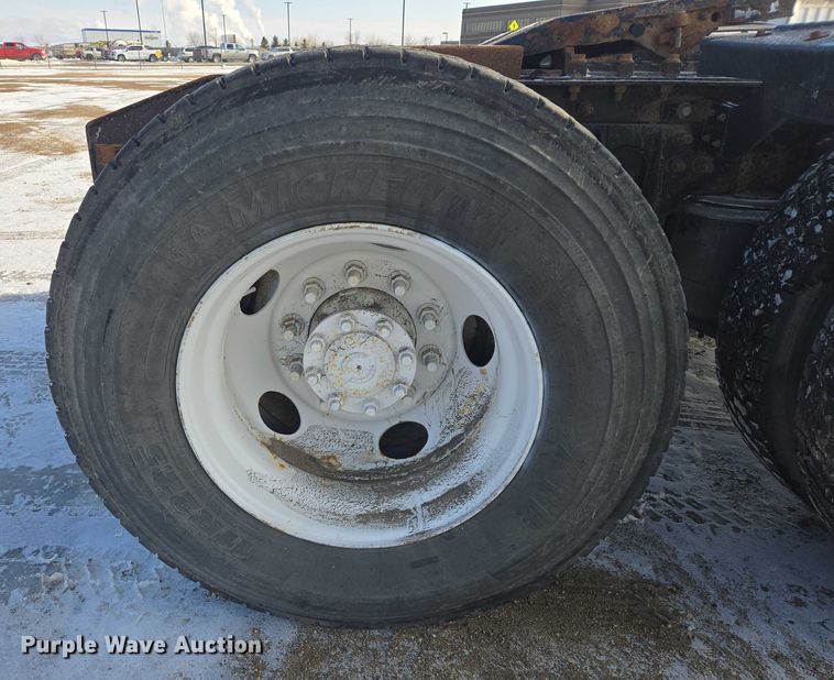 image for item EB1320 2007 International 9200i semi truck