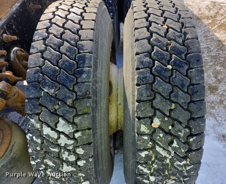 image for item EB1320 2007 International 9200i semi truck