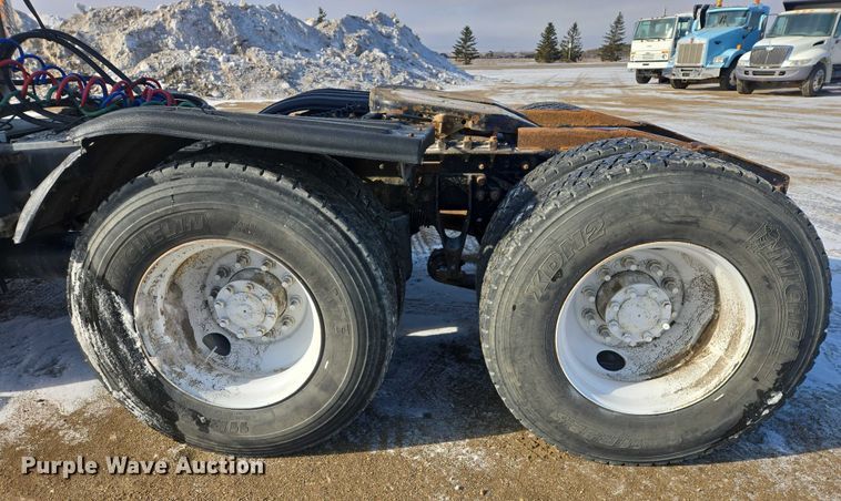 image for item EB1320 2007 International 9200i semi truck