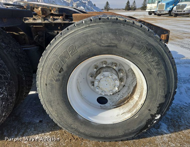 image for item EB1320 2007 International 9200i semi truck