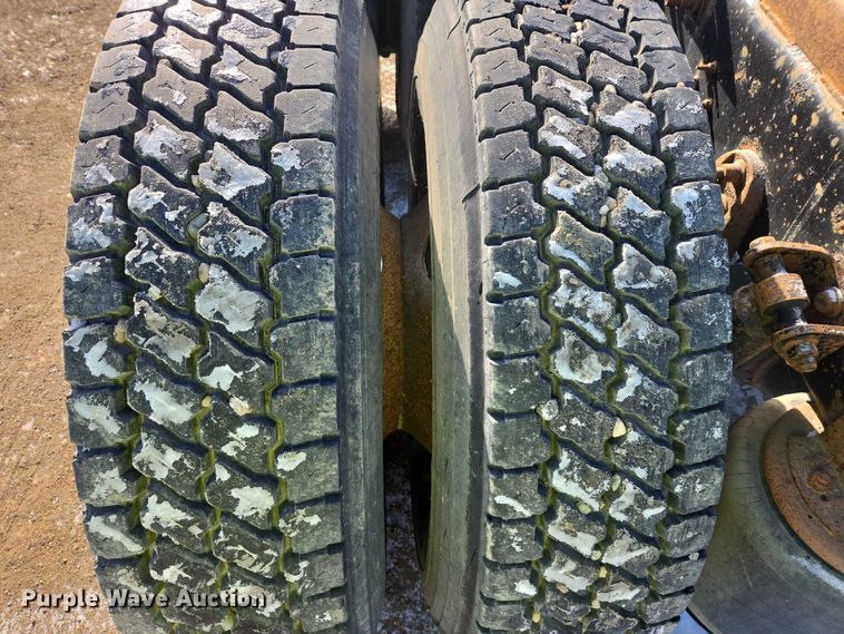 image for item EB1320 2007 International 9200i semi truck