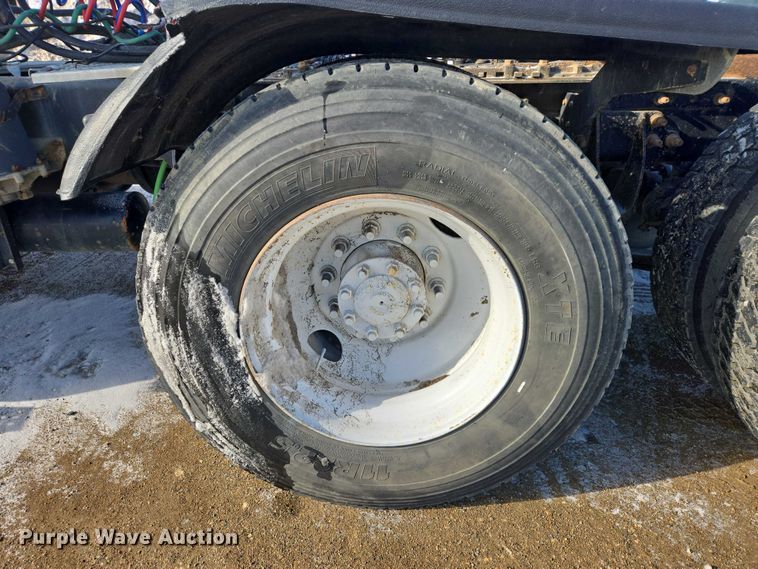 image for item EB1320 2007 International 9200i semi truck