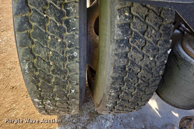 image for item EB1320 2007 International 9200i semi truck