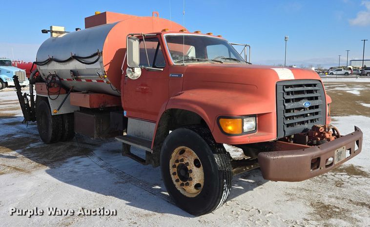 image for item EB1321 1995 Ford F800 oil distributor truck