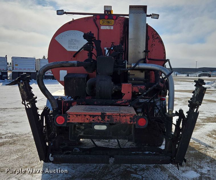 image for item EB1321 1995 Ford F800 oil distributor truck