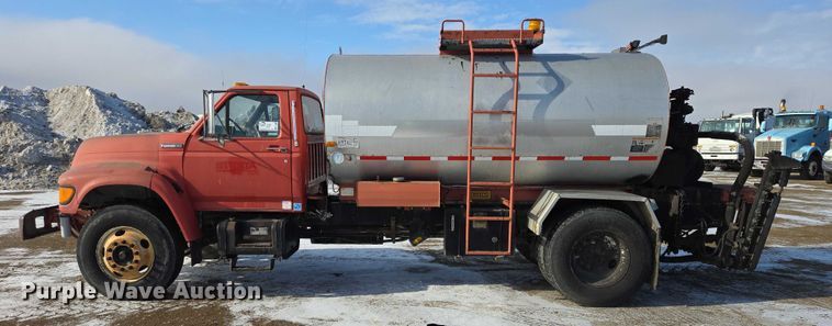 image for item EB1321 1995 Ford F800 oil distributor truck