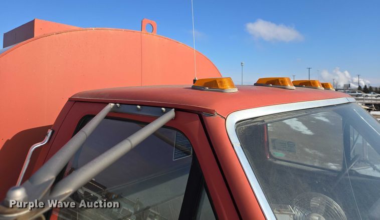 image for item EB1321 1995 Ford F800 oil distributor truck