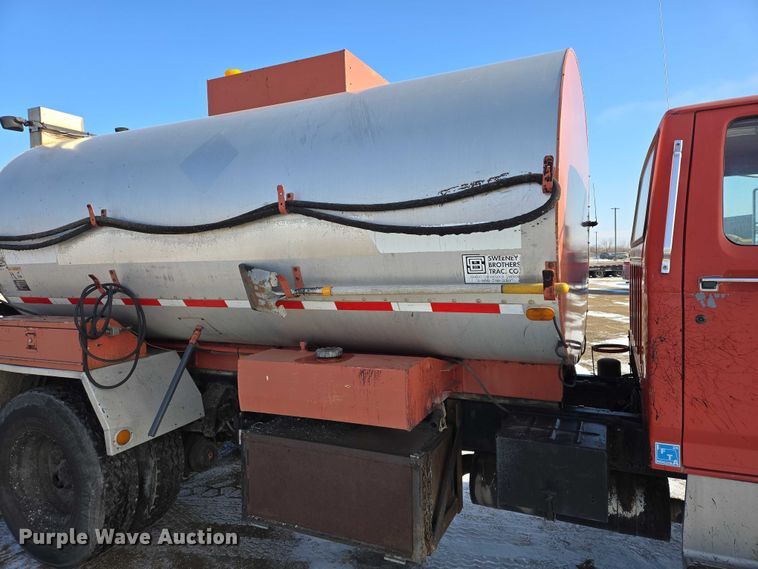 image for item EB1321 1995 Ford F800 oil distributor truck