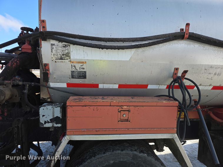 image for item EB1321 1995 Ford F800 oil distributor truck