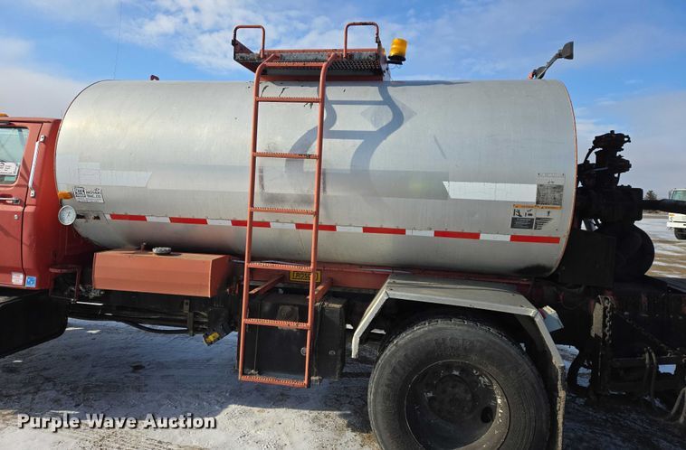 image for item EB1321 1995 Ford F800 oil distributor truck