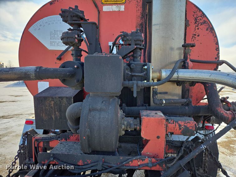 image for item EB1321 1995 Ford F800 oil distributor truck