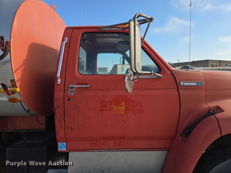 image for item EB1321 1995 Ford F800 oil distributor truck