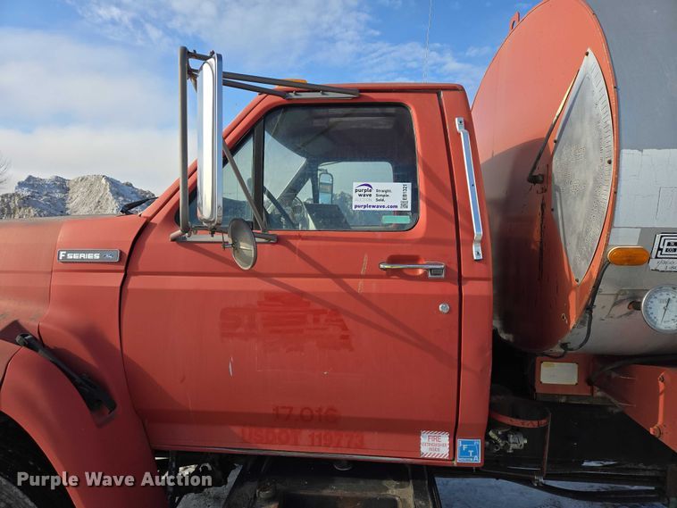 image for item EB1321 1995 Ford F800 oil distributor truck