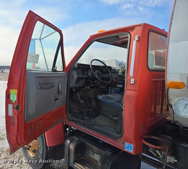 image for item EB1321 1995 Ford F800 oil distributor truck