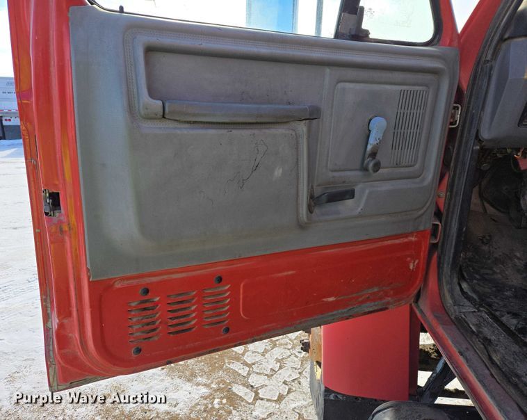 image for item EB1321 1995 Ford F800 oil distributor truck