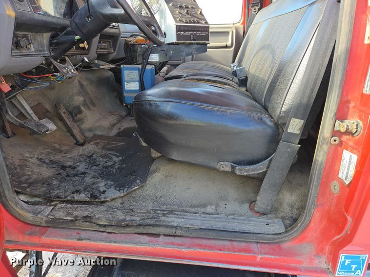 image for item EB1321 1995 Ford F800 oil distributor truck