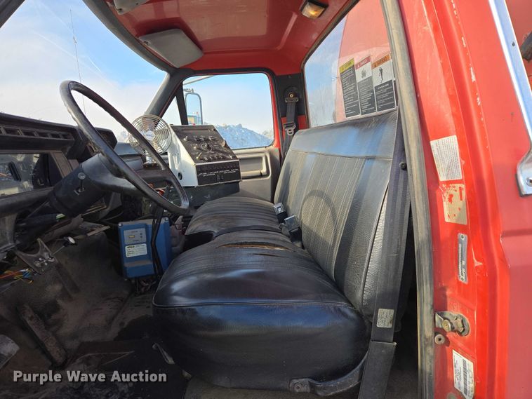 image for item EB1321 1995 Ford F800 oil distributor truck