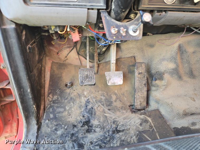 image for item EB1321 1995 Ford F800 oil distributor truck