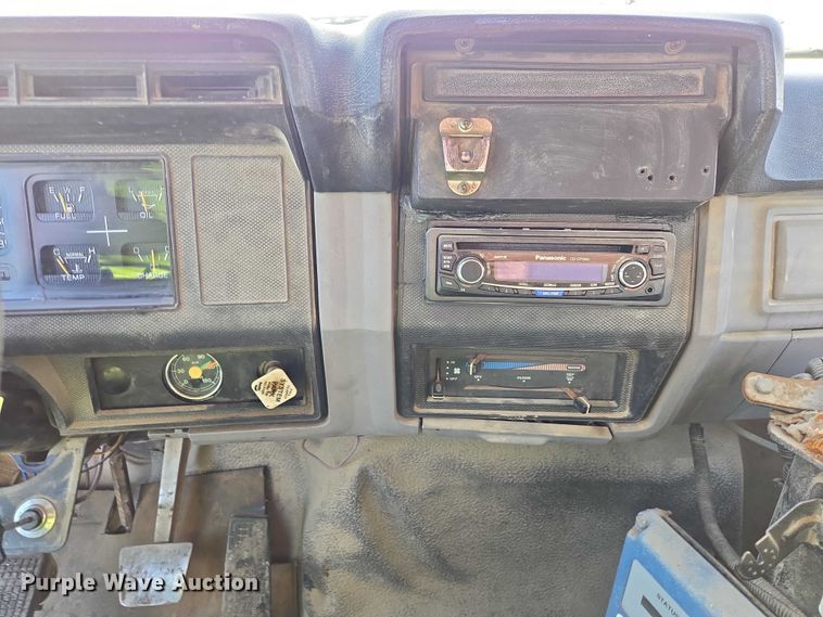 image for item EB1321 1995 Ford F800 oil distributor truck