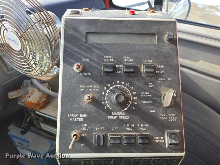 image for item EB1321 1995 Ford F800 oil distributor truck