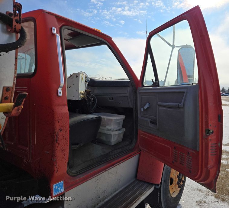 image for item EB1321 1995 Ford F800 oil distributor truck