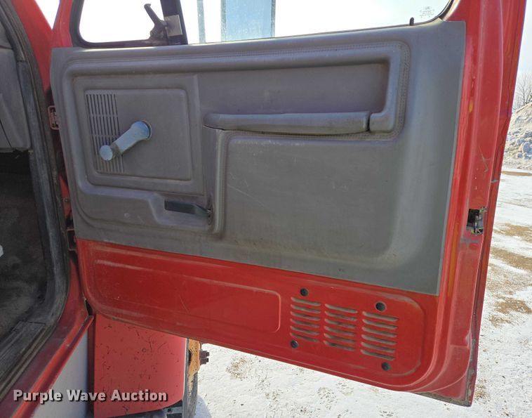 image for item EB1321 1995 Ford F800 oil distributor truck