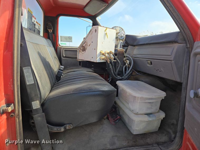 image for item EB1321 1995 Ford F800 oil distributor truck