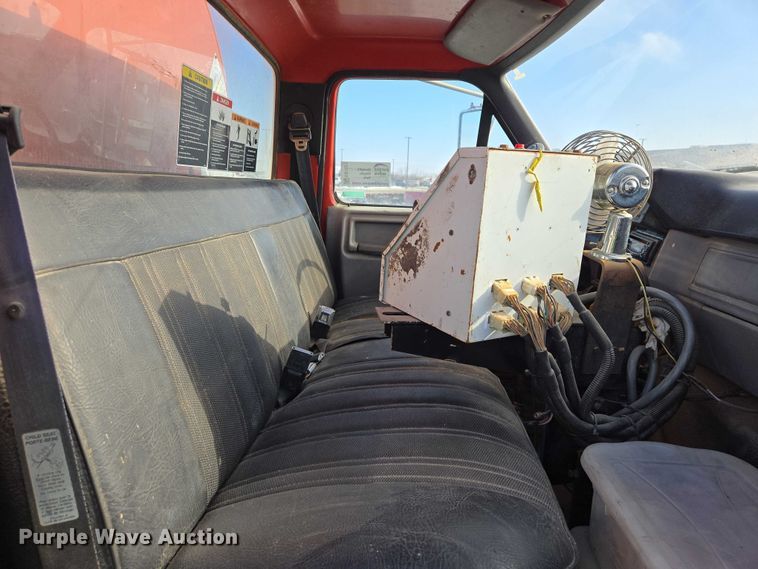 image for item EB1321 1995 Ford F800 oil distributor truck