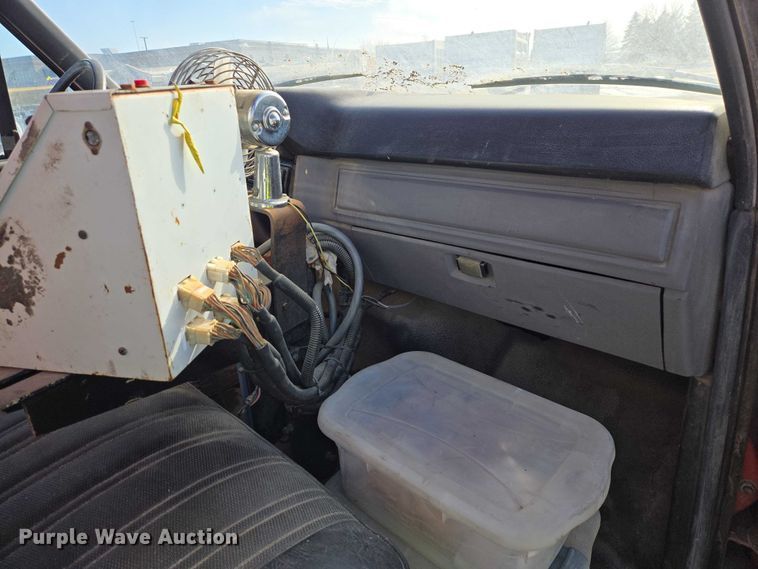 image for item EB1321 1995 Ford F800 oil distributor truck