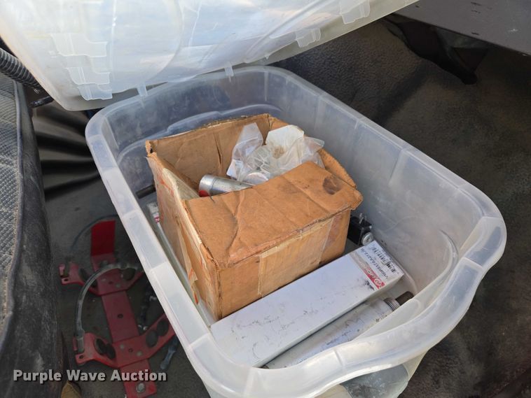 image for item EB1321 1995 Ford F800 oil distributor truck