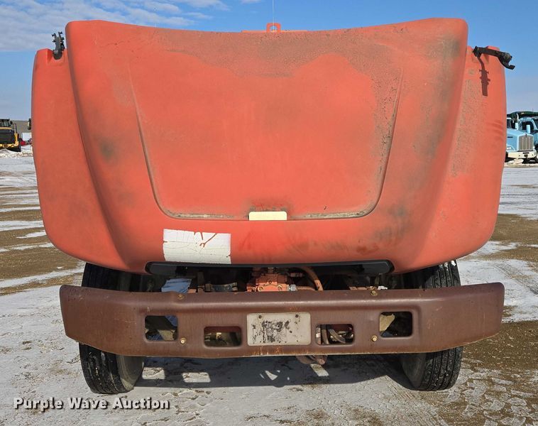 image for item EB1321 1995 Ford F800 oil distributor truck