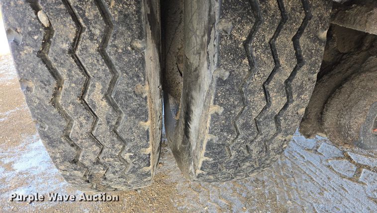 image for item EB1321 1995 Ford F800 oil distributor truck