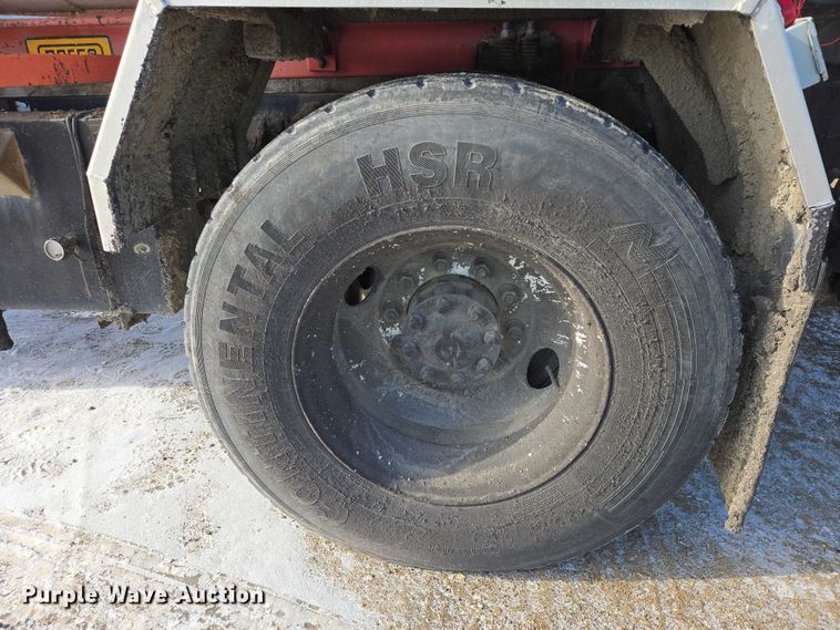 image for item EB1321 1995 Ford F800 oil distributor truck