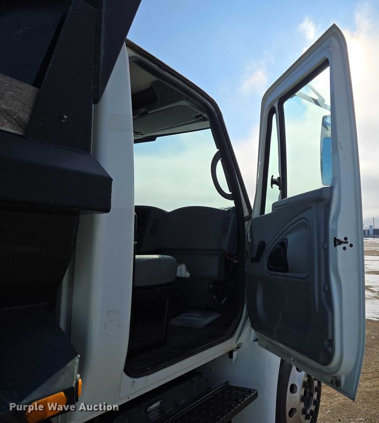 image for item EB1322 2008 International 4200 dump truck