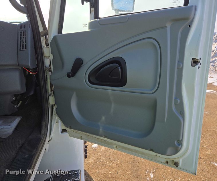 image for item EB1322 2008 International 4200 dump truck