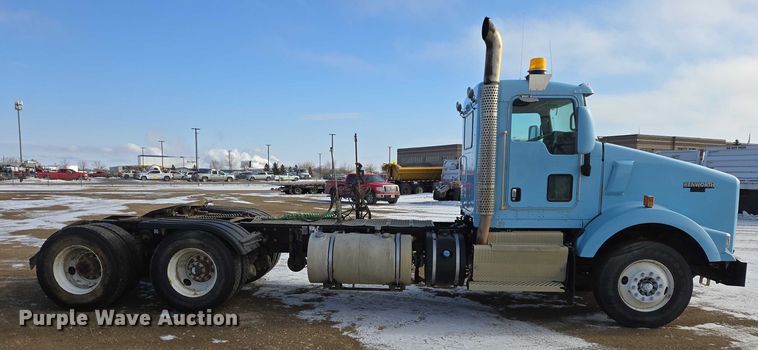image for item EB1323 2012 Kenworth T800 semi truck