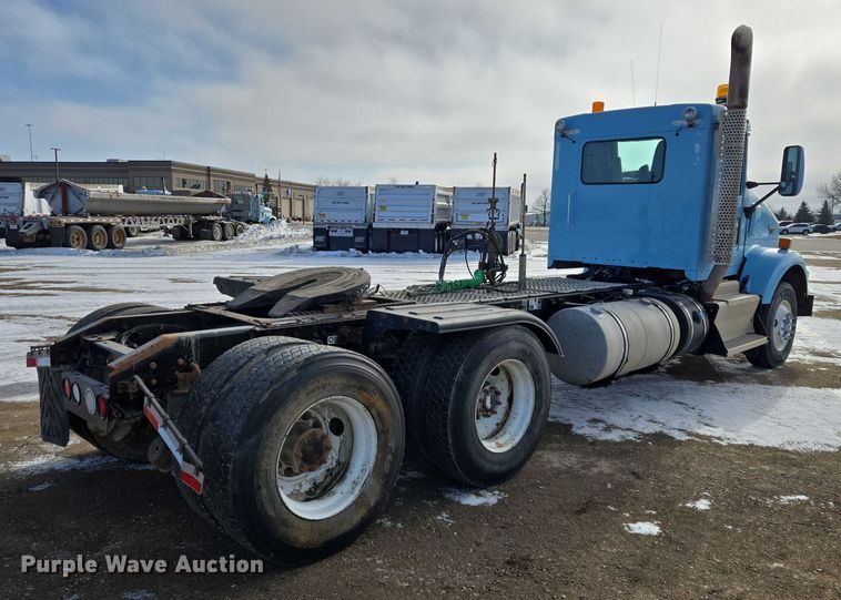 image for item EB1323 2012 Kenworth T800 semi truck