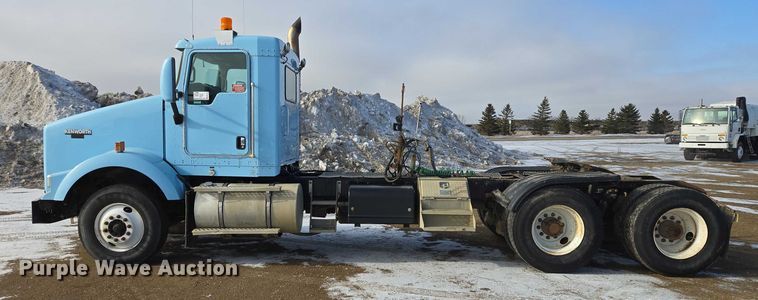 image for item EB1323 2012 Kenworth T800 semi truck