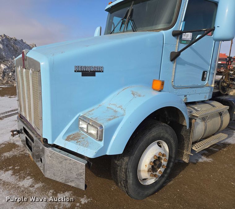image for item EB1323 2012 Kenworth T800 semi truck