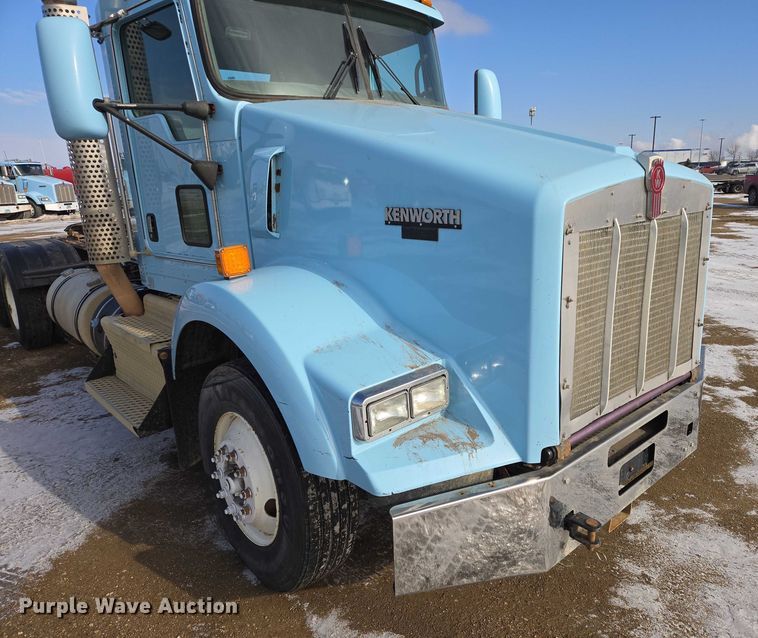 image for item EB1323 2012 Kenworth T800 semi truck