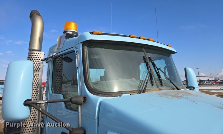 image for item EB1323 2012 Kenworth T800 semi truck