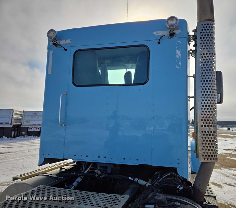 image for item EB1323 2012 Kenworth T800 semi truck