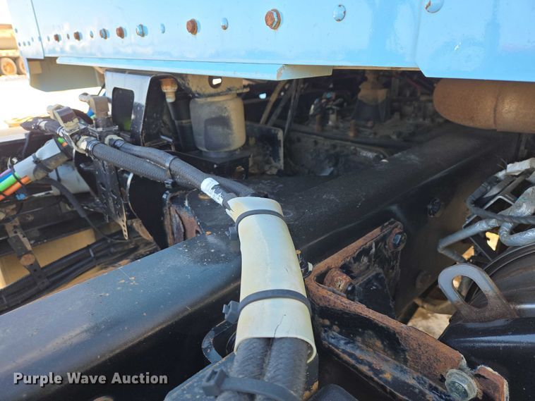 image for item EB1323 2012 Kenworth T800 semi truck