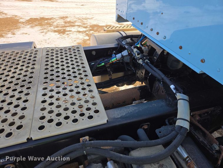 image for item EB1323 2012 Kenworth T800 semi truck