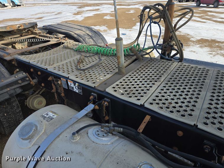 image for item EB1323 2012 Kenworth T800 semi truck