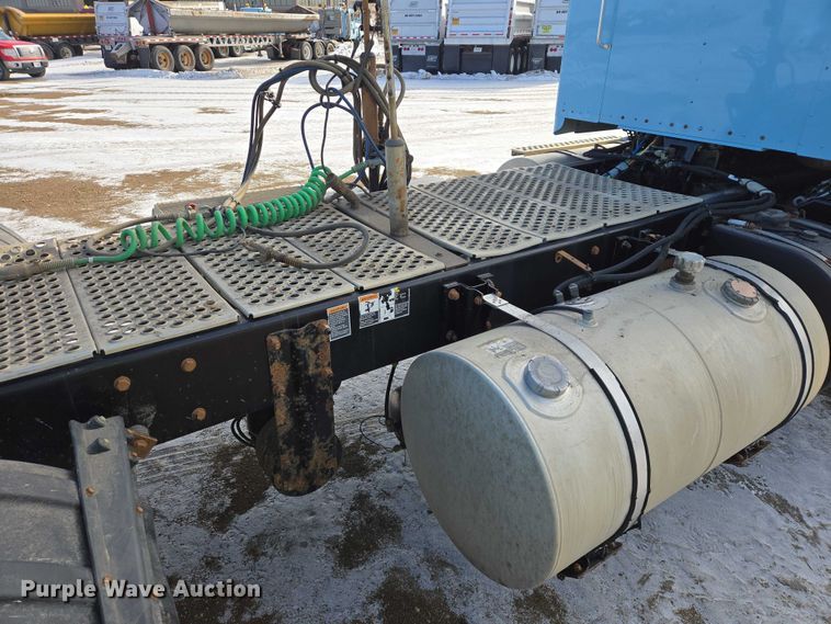 image for item EB1323 2012 Kenworth T800 semi truck