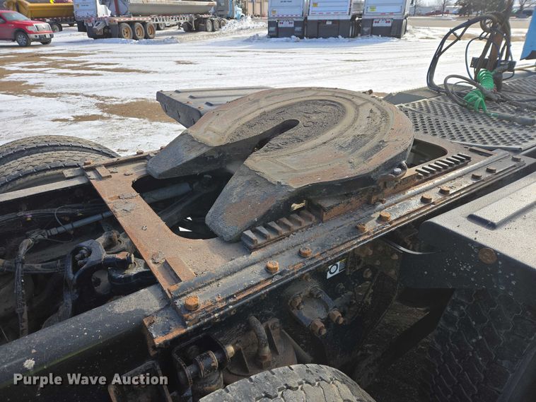 image for item EB1323 2012 Kenworth T800 semi truck