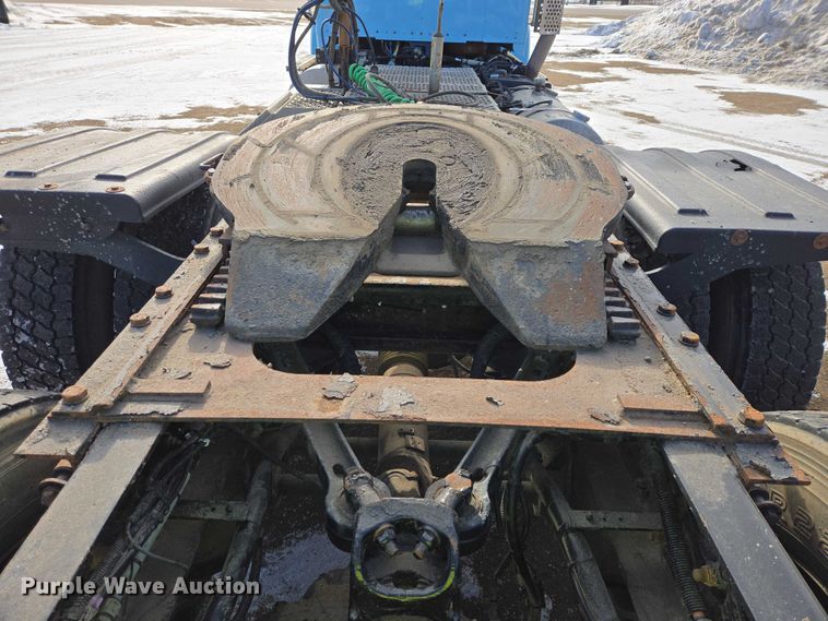 image for item EB1323 2012 Kenworth T800 semi truck