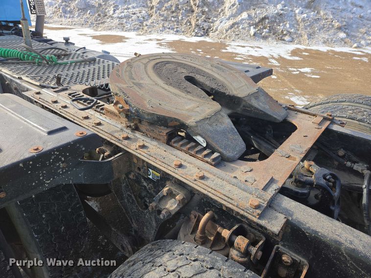 image for item EB1323 2012 Kenworth T800 semi truck